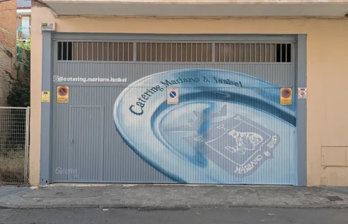 graffiti en persiana de catering