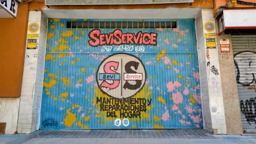 graffiti en persiana de centro de reparaciones