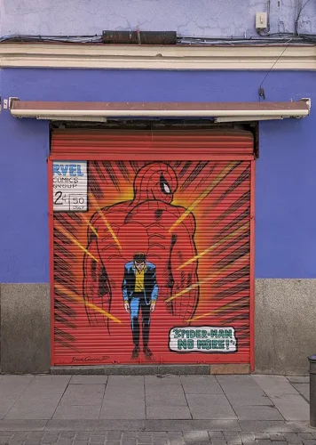 graffiti en persiana superheroe
